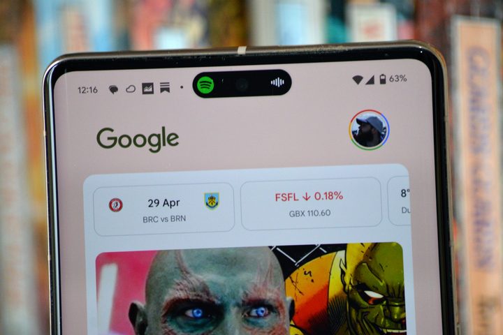 The DynamicSpot Dynamic Island at the top of the Pixel 7 Pro.