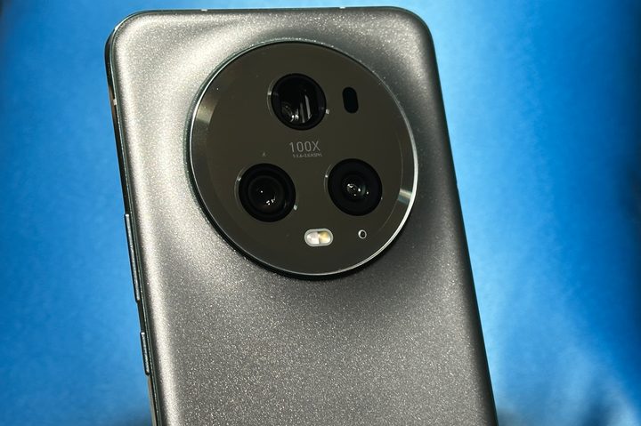 Honor Magic 5 Pro smartphone against a blue background.