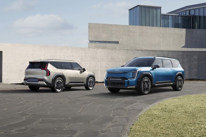 Two Kia EV9 cars