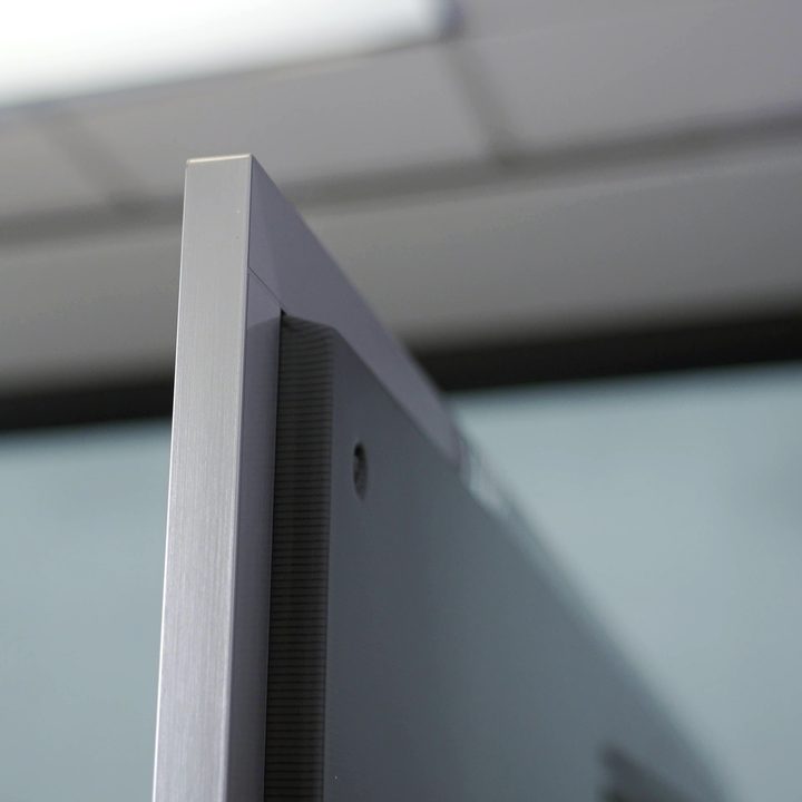 A profile view of the thickness of an LG G3.