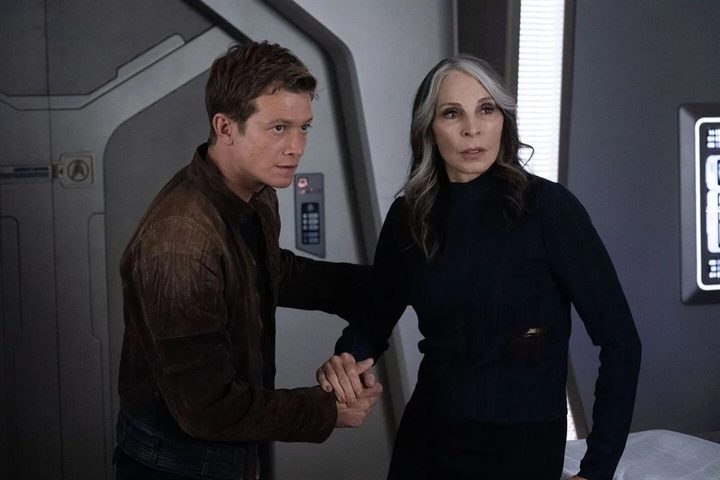 Jack and Beverly talk in Star Trek: Picard.