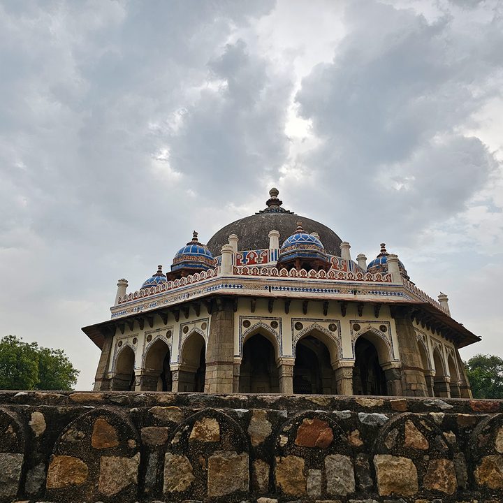 Tomb againt overcast sky captured by the Galaxy S23 Ultra.