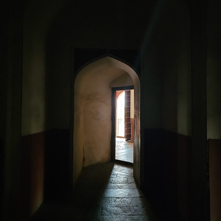 Dark alleyway inside a tomb captured by the Samsung Galaxy S23 Ultra.