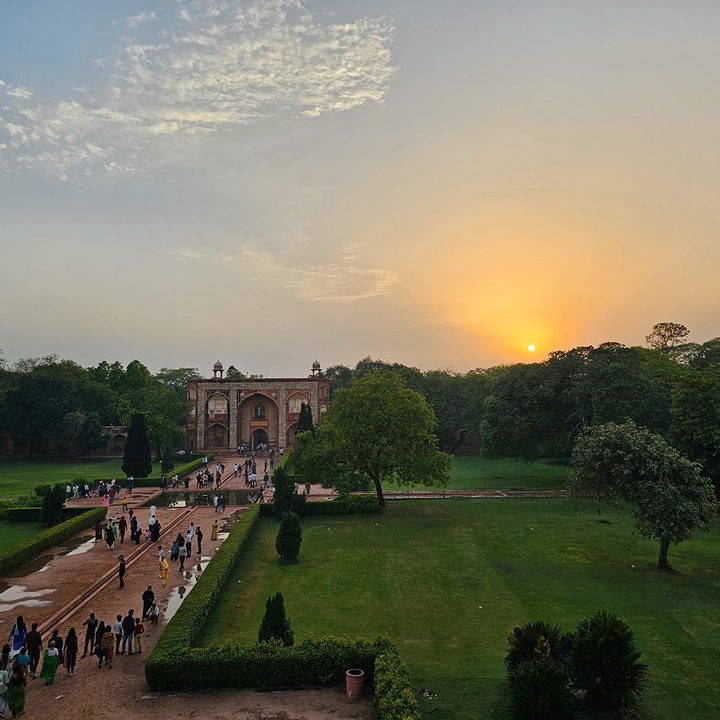 Sunset across a large courtyard captured by the Samsung Galaxy S23 Ultra.