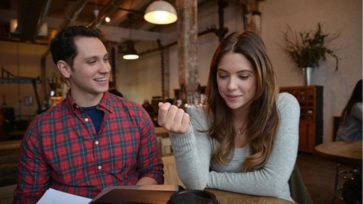 A couple at a coffee shop in the movie Ratter.