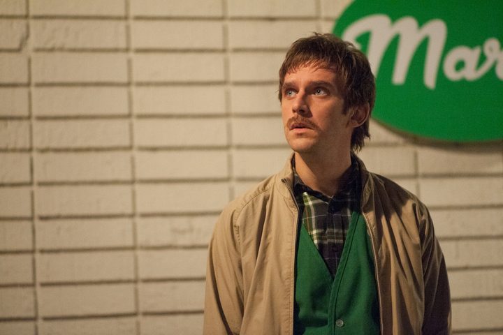 Dan Stevens wears a green vest in Legion season 2.