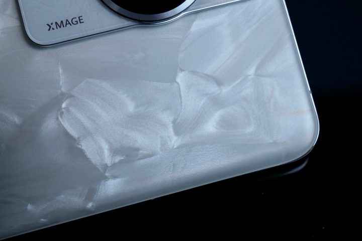 The Rococo Pearl finish on the Huawei P60 Pro.
