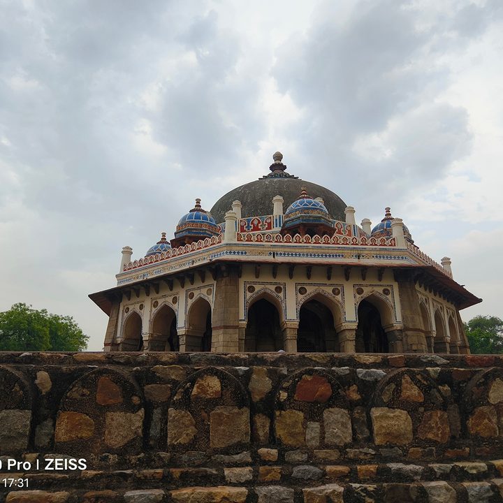 Tomb againt overcast sky captured by the Vivo X90 Pro.