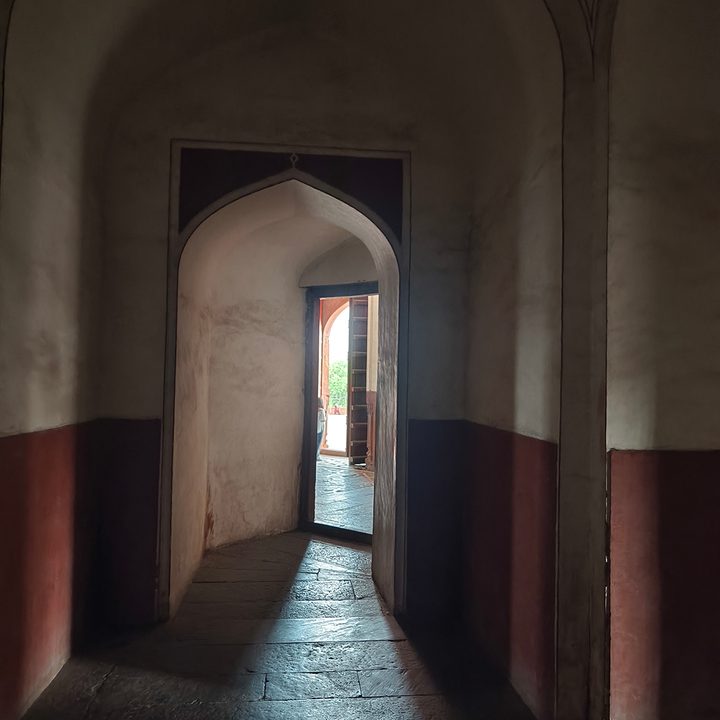 Dark alleyway inside a tomb captured by the Vivo X90 Pro.