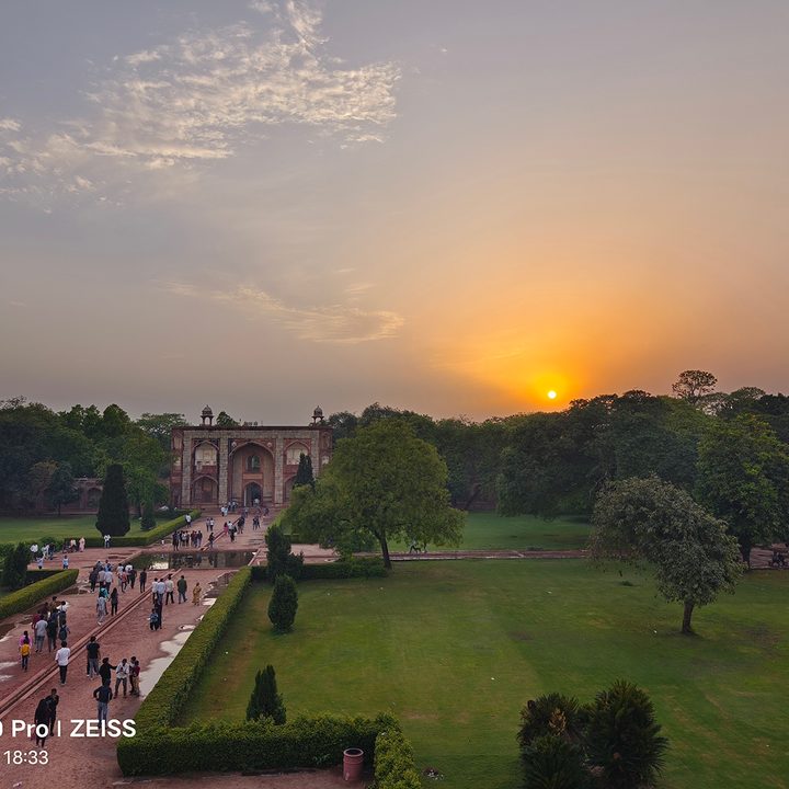 Sunset across a large courtyard captured by the Vivo X90 Pro.
