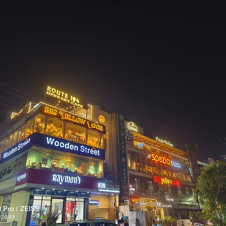Restaurant signages and hoardings captured by Vivo X90 Pro.