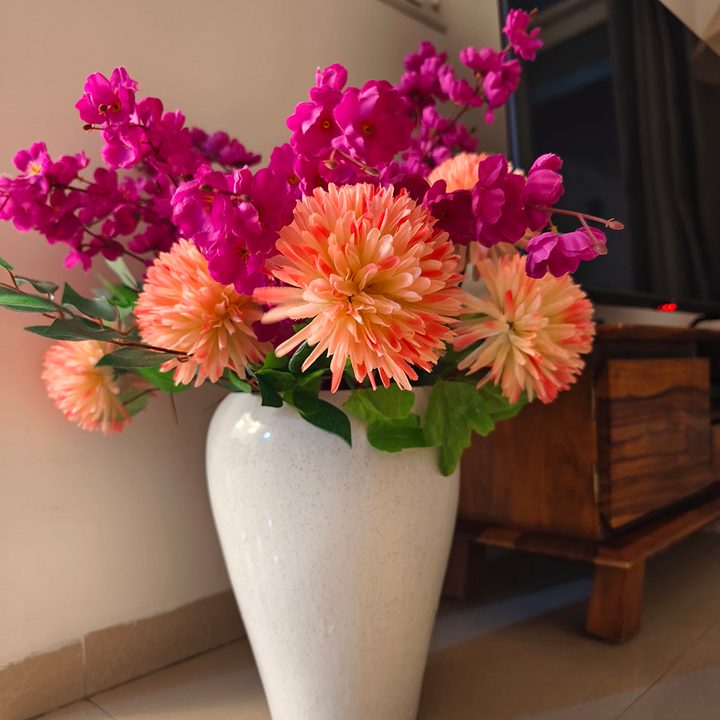 Indoor vase with fake flowers captured by Vivo X90 Pro.