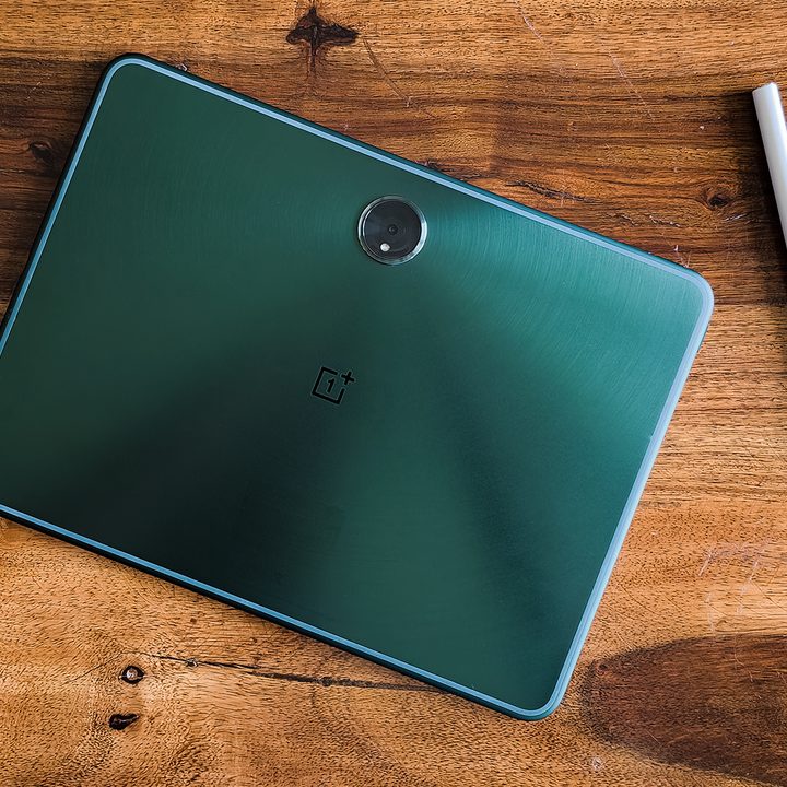 OnePlus Pad with official Stylo pencil stylus on a wooden table.