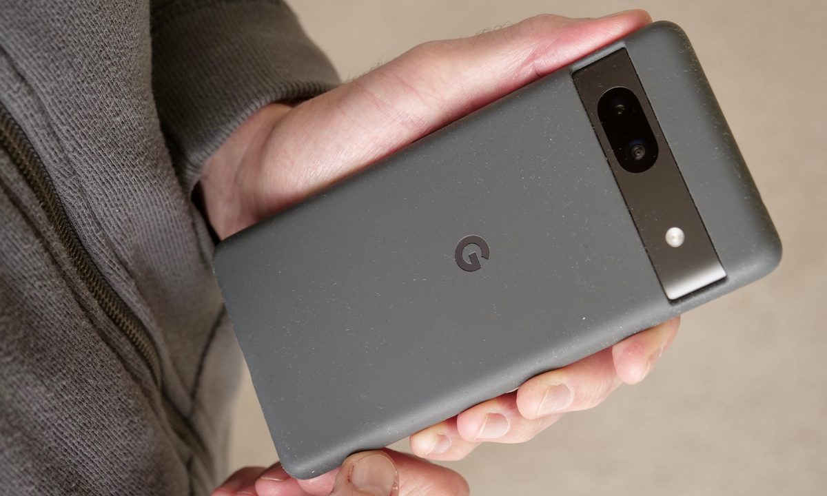 A person holding the Pixel 7a.