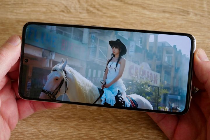 Video playing on the Poco F5 Pro.