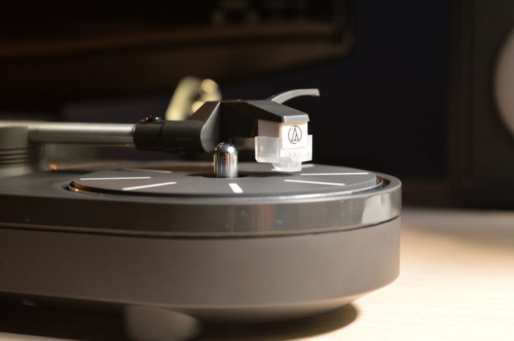 Audio-Technica AT-SB727 Sound Burger, platter/tonearm close-up.