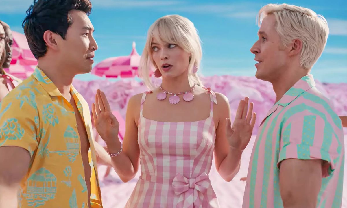 Barbie comes between two Kens in Barbie.