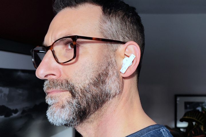 Man wearing Final Audio ZE8000.