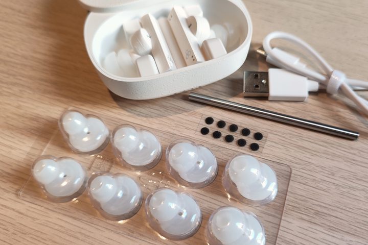 Final Audio ZE8000 plus accessories.
