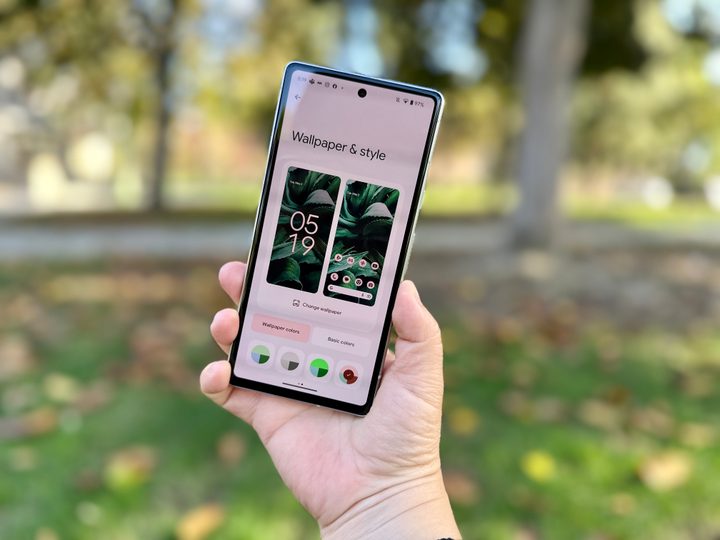 Google Pixel 7a wallpaper style settings.
