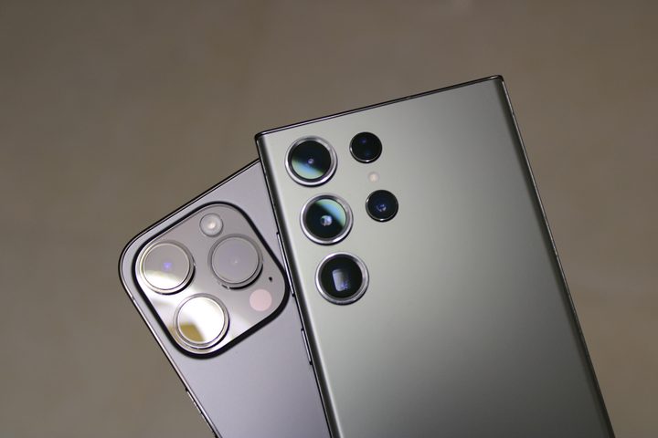 iPhone 14 Pro Max and Galaxy S23 Ultra camera modules.