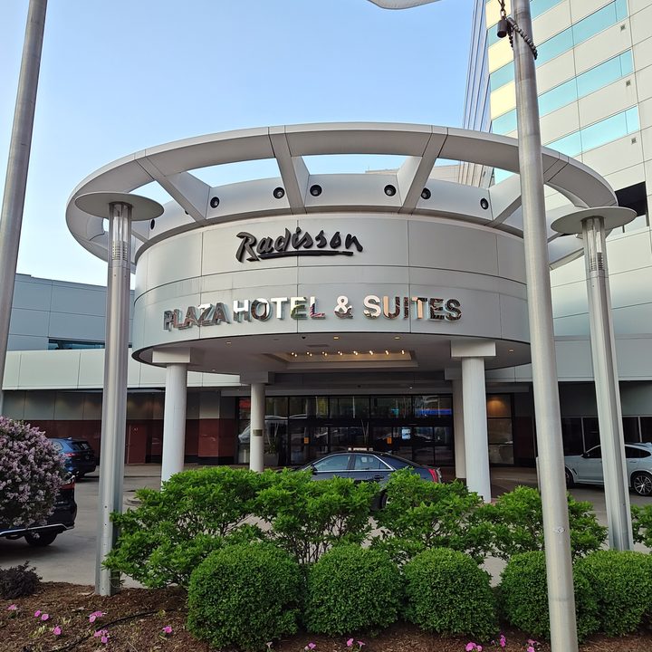 Photo of a Radisson hotel, taken with the Motorola Edge Plus (2023).