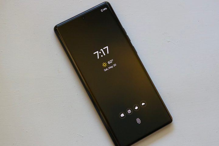 Peek Display on the Motorola Edge Plus (2023).