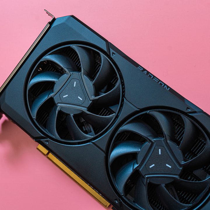 AMD RX 7600 on a pink background.