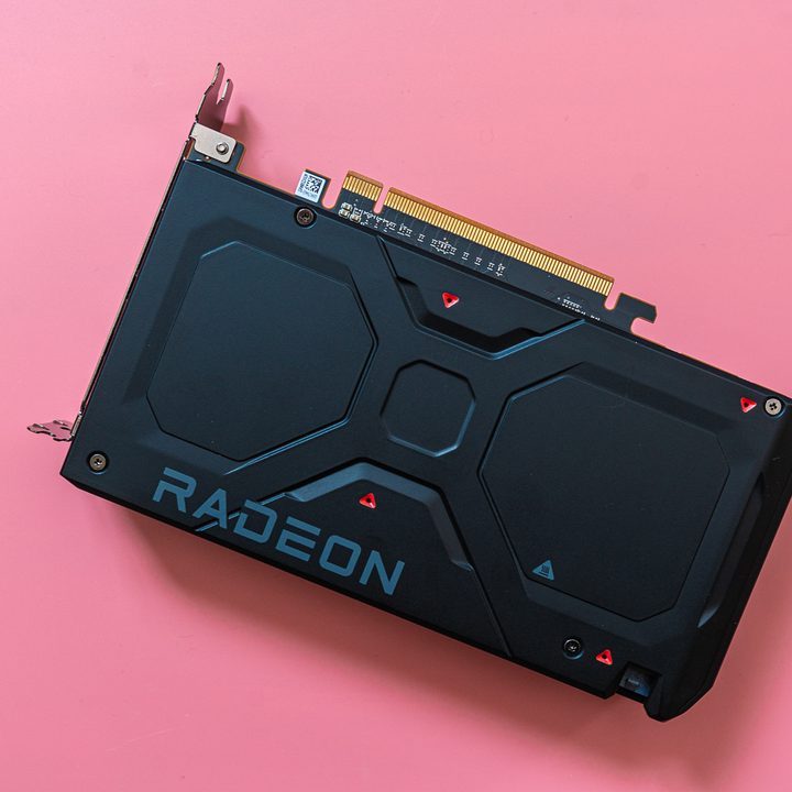 The back of the RX 7600.