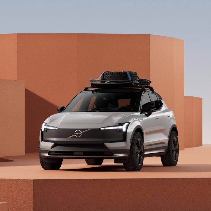 Front three quarter view of the 2025 Volvo EX30 Cross Country.