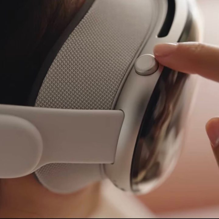 Apple Vision Pro has a digital crown just like the Apple Watch.
