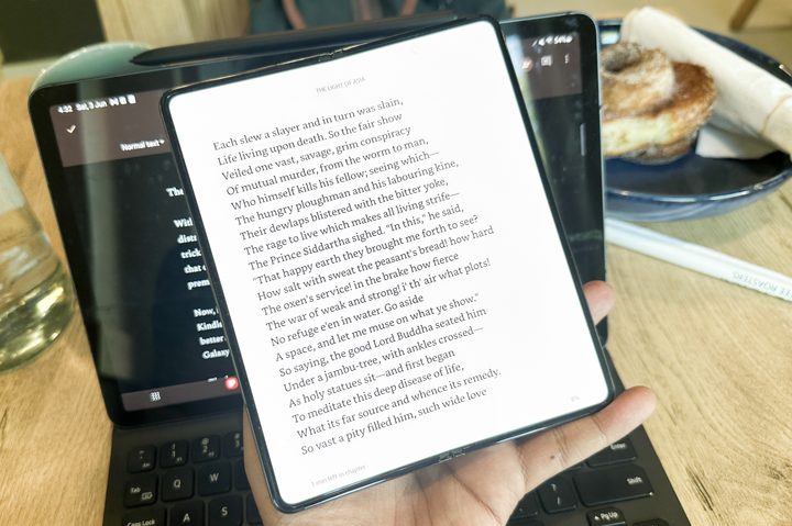Text on the screen of Samsung Galaxy Z Fold 4