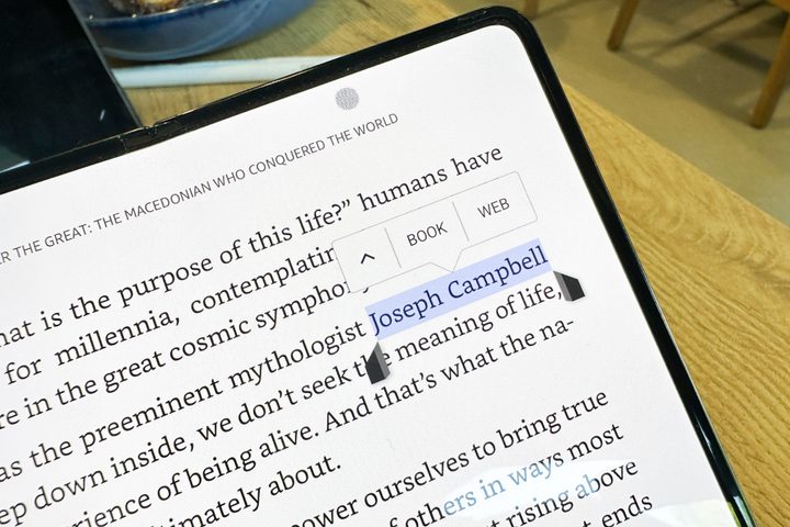 Reading books on Samsung Galaxy Z Fold 4