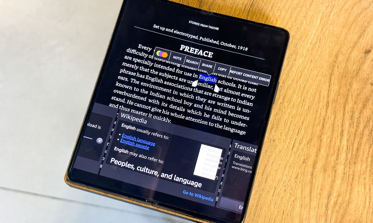 Reading book on the Samsung Galaxy Z Fold 4