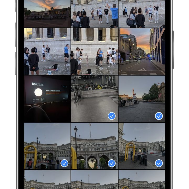 Selecting multiple photos in iOS 16.