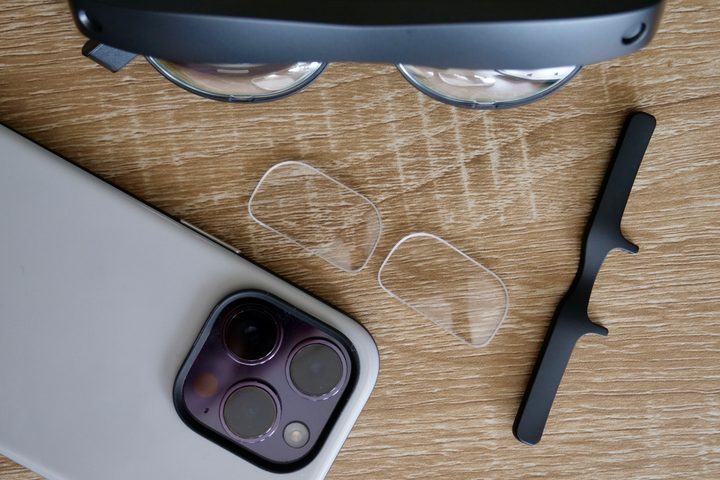 The TCL NXTWEAR S with lenses and magnetic accessory.