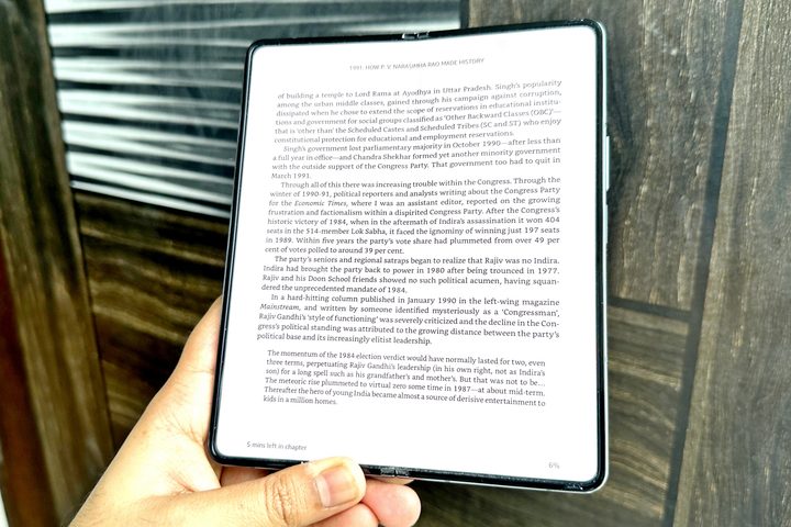 Reading on Samsung Galaxy Z Fold 4