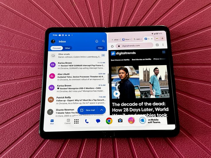 Google Pixel Fold in Obsidian split screen with taskbar showing.