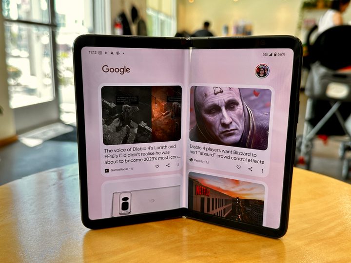 Google Pixel Fold in Obsidian open on Google News.