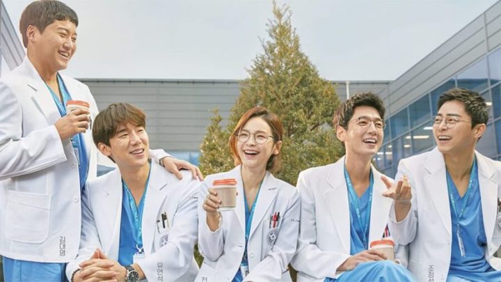 5 doctors sit and have coffee in Hospital Playlist.