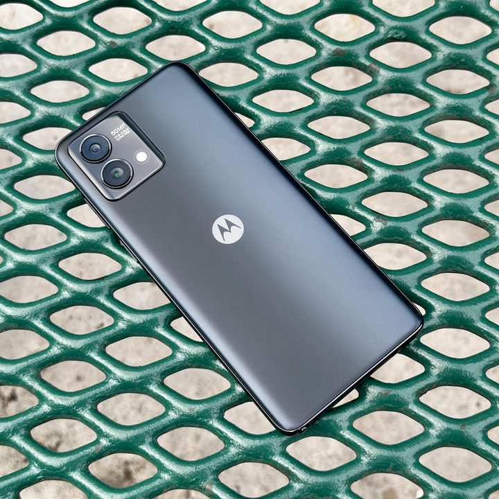 Moto G Stylus 5G 2023 on park bench.