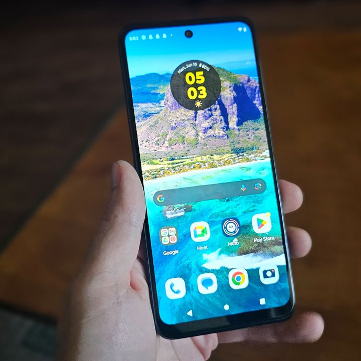Someone holding the Moto G 5G (2023) with the display turned on.