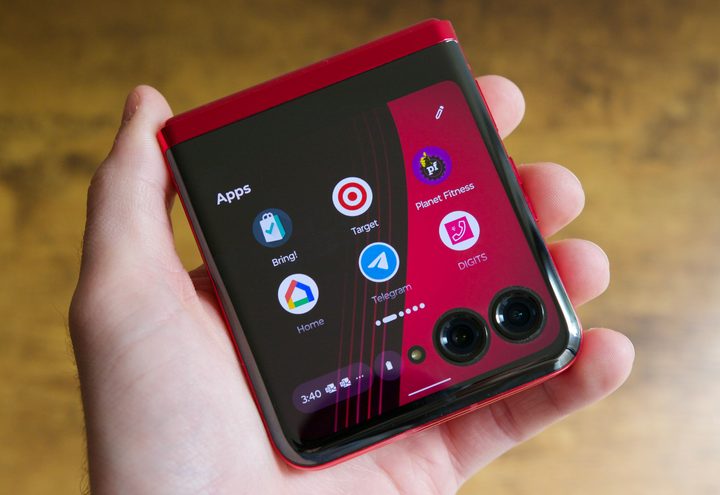 The apps page on the Motorola Razr Plus cover screen.