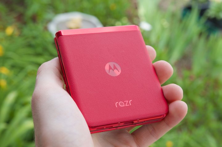 The back of the Viva Magenta Razr Plus.