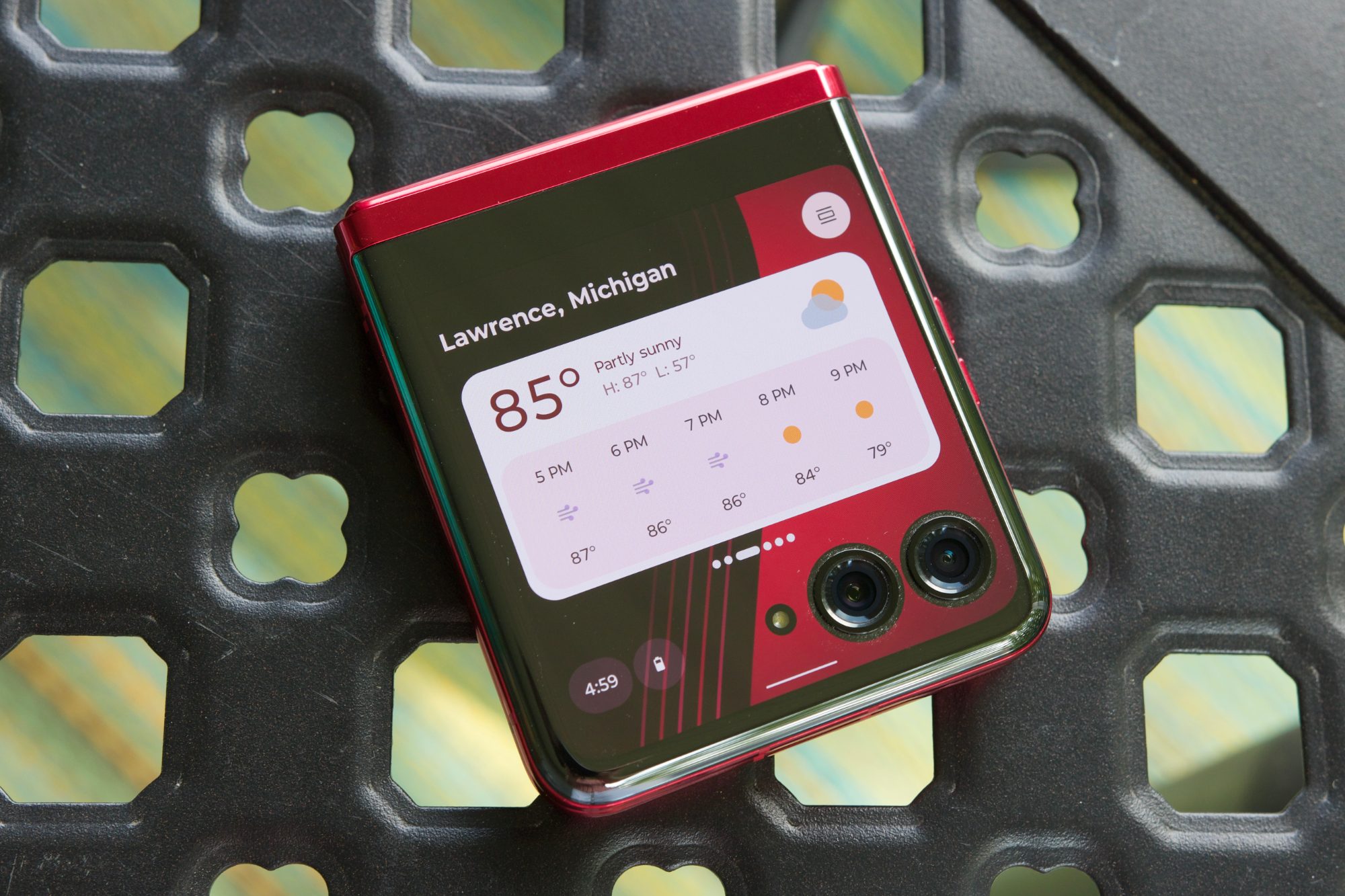 The weather panel on the Motorola Razr Plus.