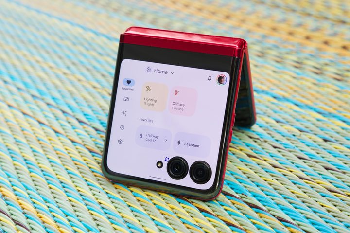 Google Home app running on the Motorola Razr Plus cover screen.