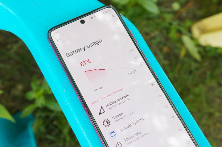 Battery usage settings on the Motorola Razr Plus.