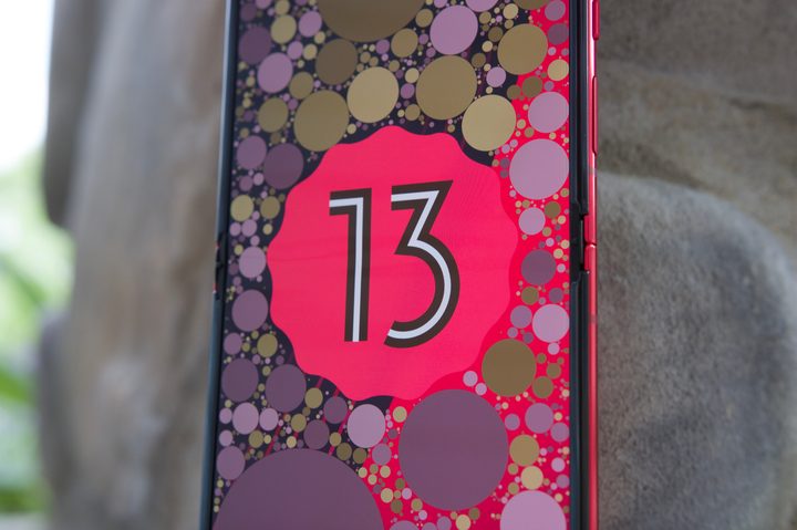 Android 13 logo on the Motorola Razr Plus.