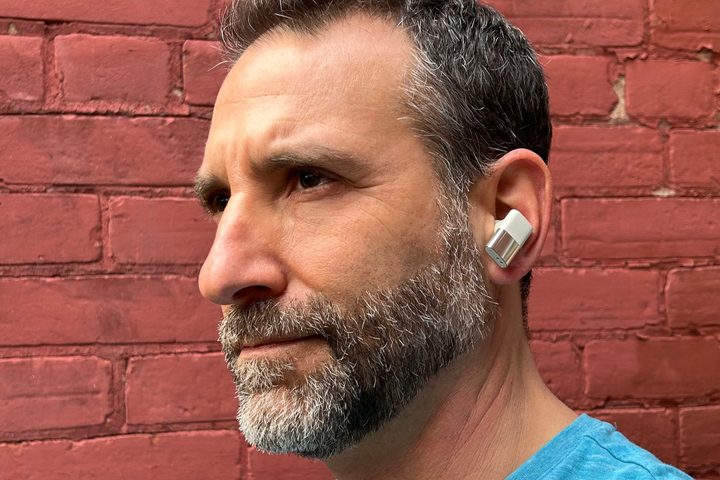 Man wearing Status Audio Between 3ANC.