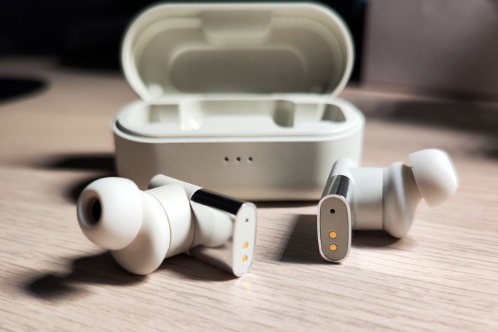 Status Audio Between 3ANC in front of charging case.